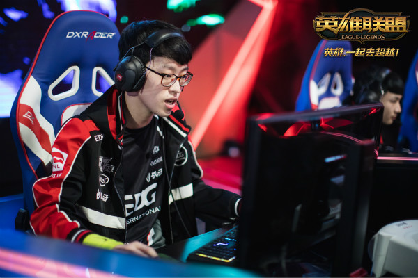 Scout在老鹰比赛中问鼎冠军，势不可挡引发热议！